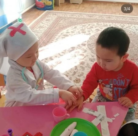 "Дәрігер", "Сән салоны", "Дүкен" құзіреттілік орталықтарында ойнау.